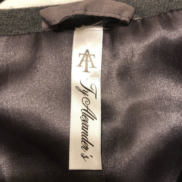 TY Alexander’s Womens Gray/White Stripe Quilted Vest Full Zip Lined Size Small - Picture 7 of 10